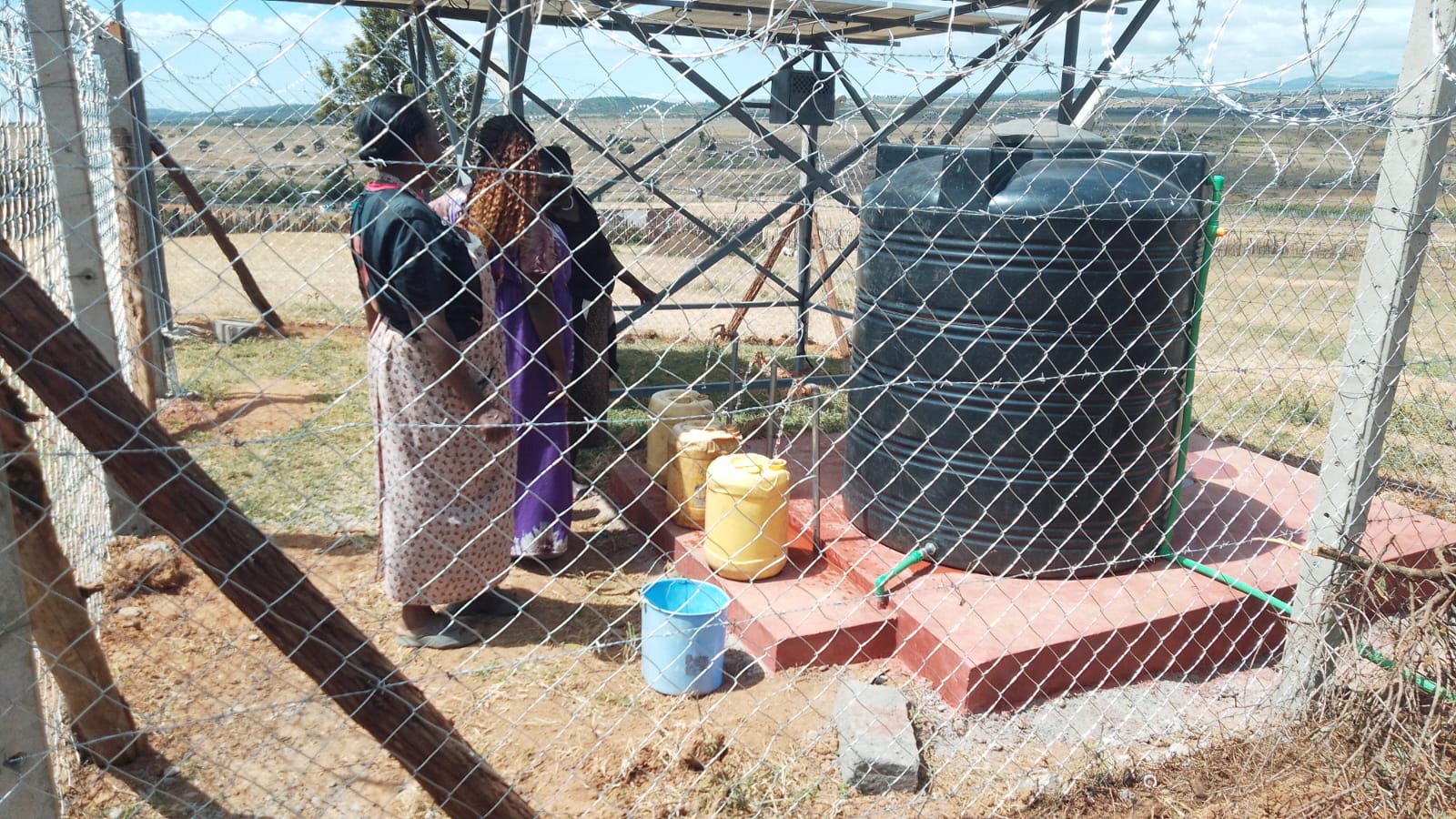 Women at solar water tank Chumvi
