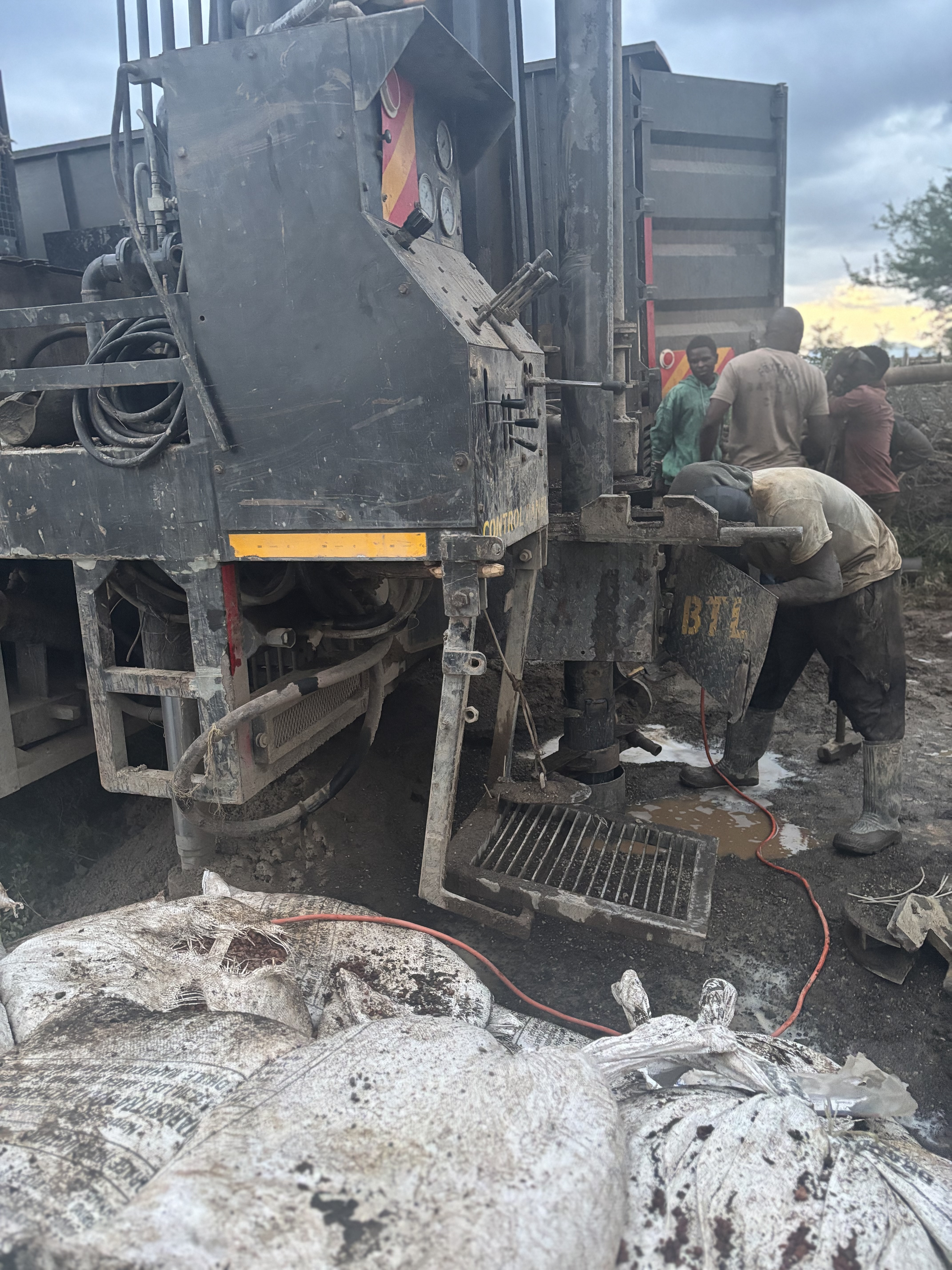 Saikeri drilling rig action